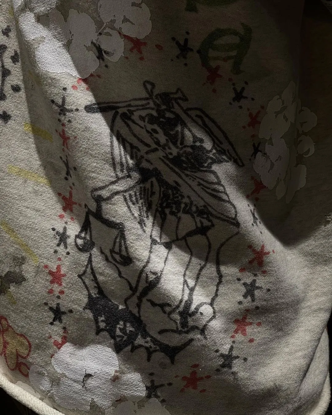 DENIM TEARS × ©SAINT M×××××× "SAINT TEARS" Graffiti Hoodie 22ss co-branded cotton graffiti hoodie, full printed washed distressed hole Vintage sweatshirt, gray S-XL, super heavy duty! The whole piece is printed with 35 screens and counterpoint printing!